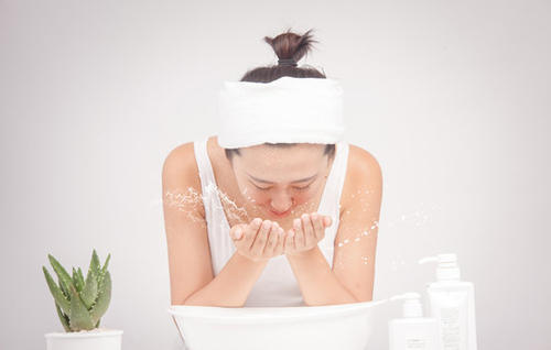 冬季护肤误区4:经常用热水洗脸